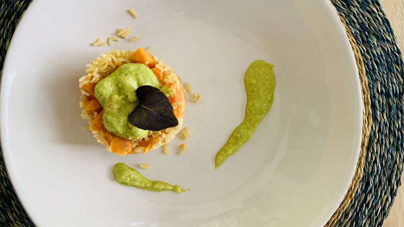 Assiette de lentilles, pommes de terre et courgettes à la sauce sésame